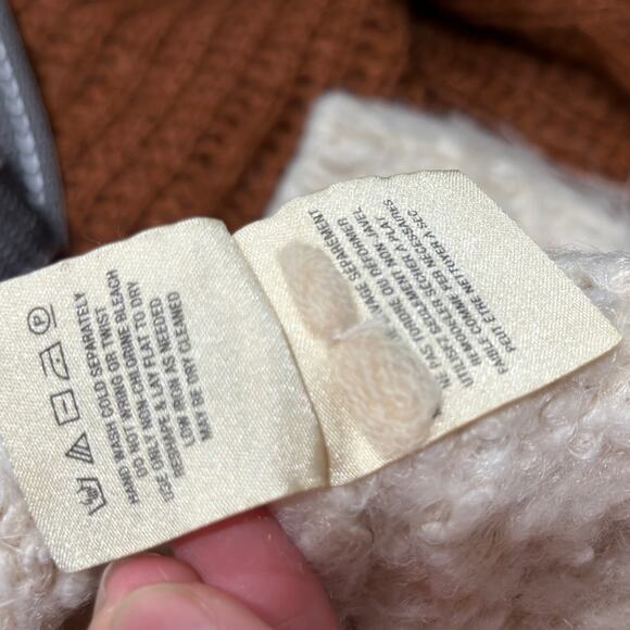 Knitted & Knotted white soft sweater, cropped, size large but fits a S-L - Picture 6 of 9